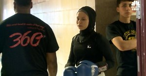 Minnesota teen makes history wearing hijab in boxing competition