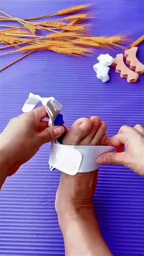 This corrector is designed to gently realign, reduce swelling, and ease that constant discomfort — so you can walk freely again. Comfort starts here. 🛒 Shop here:👉 https://linktr.ee/orderlighter #FootCareTools #ToeCorrector #PainFreeSteps #ValgusSupport | Thumb Valgus