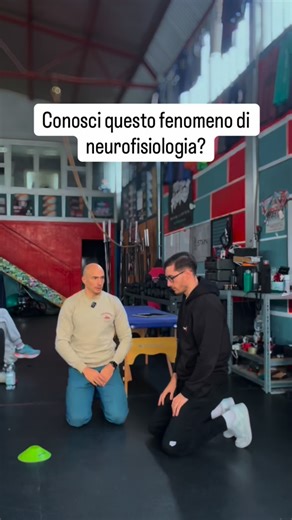 Si chiama Inferenza Attiva❗️ Ogni movimento che fai parte da una previsione: il sistema nervoso immagina cosa succederà e usa i segnali del corpo per confermare o correggere quella previsione. Se tatto, propriocezione, equilibrio e fascia inviano informazioni ordinate, il cervello mantiene bassa l’entropia: sa cosa aspettarsi, anticipa il carico, stabilizza il corpo senza sprechi. L’azione diventa fluida, economica, automatica. Quando invece i sensi sono disorganizzati, il segnale diventa rumoro