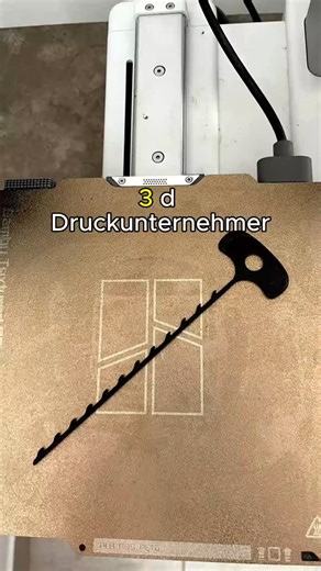 3D Druck Business Community • 3D Druck Business Experte • Tim on Instagram: "Du suchst eine industrielle 3D Druck Kalkulation mit Rechnungslayout? Dann schreibe Info in die Kommentare. Konstruktion: 0€ - bei diesem Modell ist die Annahme eines STL- Abos. Da dies indirekte Kosten sind, fließen die bei 30% Gemeinkosten mit ein. 3D Drucker - 199€ Strompreis 0,29€ Druckzeit: 18 Minuten Druckerverbrauch: 100 Watt PETG Filament: 14,99€ / 1kg Verbrauch: 3 Gramm Arbeitszeitkosten: 0,1 / 15€ (Minium) - E