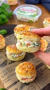 Blätterteig Häppchen 👩🏻‍🍳 Zum Rezept: https://www.foodwerk-blog.de/blaetterteig-haeppchen-mit-zweierlei-fuellungen/ | foodwerk.de