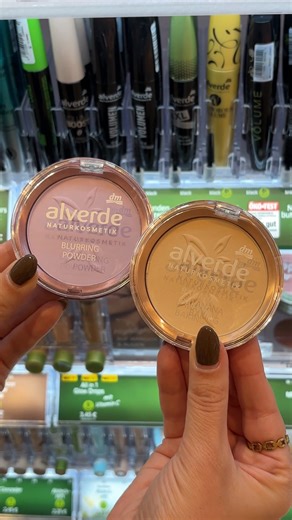 🫨 Habt ihr schon die alverde NATURKOSMETIK Neuheiten entdeckt?! 😍💄 Da sind sooo tolle Produkte mit dabei! Perfekt, um deinen liebsten #ganzich Make-up Look zu kreieren. 🫶✨ Was davon darf in deinen Einkaufskorb? 🫴🛒 💚 alverde NATURKOSMETIK Blush Holographic 10 Luminous Apricot 💚 alverde NATURKOSMETIK Blush Holographic 11 Luminous Pink 💚 alverde NATURKOSMETIK Highlighter All in 1 Glow Drops 02 Rosy Gold 💚 alverde NATURKOSMETIK Highlighter All in 1 Glow Drops 03 Bronze 💚 alverde NATURKOSM