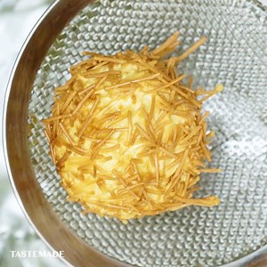 【そうめんで作る？！】そのまんま栗の天ぷら 夏に余ったそうめん消費レシピ！ 衣代わりにまぶして楽しい食感🌰 ■材料 《天ぷら衣》 天ぷら粉 120g 水 150ml 塩 少々 素麺 2束 《ジャガイモの衣》 ジャガイモ 1個 片栗粉 10g むき栗 6個 サラダ油 適量 ■手順 【事前準備】 ・天ぷら粉と水、塩を混ぜる。 ・素麺を細かく折る。 ・油を160度に熱しておく。 ・ジャガイモを蒸してマッシュしておく。 1. ジャガイモに片栗粉を加えて混ぜ、栗を包む。 2. 天ぷら衣に栗を潜らせ、折った素麺をまぶす。 3. 焦げないようにたっぷりの油で揚げる。 | Tastemade Japan