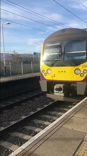 Class 360 arriving at Luton airport parkway #EMR #class360