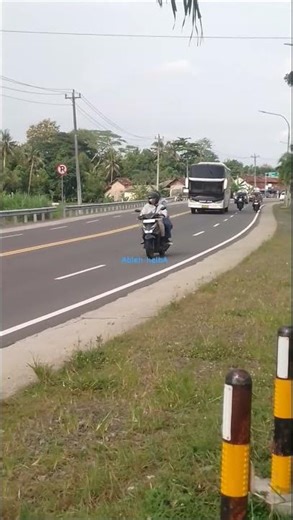 Sinar Jaya bus during the day Avante H7 83 RE #shortvideo #shorts #short #truck #busmania