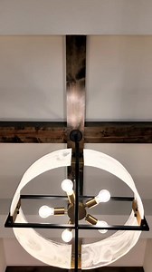 🏠✨ 𝐓𝐡𝐫𝐨𝐰𝐛𝐚𝐜𝐤 𝐭𝐨 𝐚 𝐒𝐩𝐫𝐢𝐧𝐠 𝐏𝐚𝐫𝐚𝐝𝐞 𝐒𝐭𝐚𝐧𝐝𝐨𝐮𝐭 🏠✨️ Step inside this award-winning 𝘎𝘳𝘢𝘯𝘥 𝘓𝘢𝘨𝘶𝘯𝘢 floorplan by Dusty Rhodes Homes—a Spring 2025 Parade of Homes favorite, showcasing both stunning design and statement lighting from yours truly at Rensen House of Lights! 🤩 This reverse 1.5-story home impressed with beautifully lit beamed ceilings, expansive glass doors that opened to a covered lanai, and a sleek linear fireplace. The chef’s kitchen, complete wit