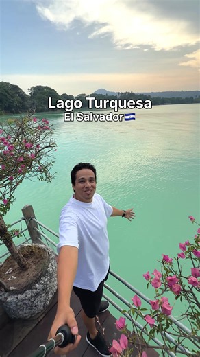 💦🌿 Así encontramos la laguna de Apastepeque, en San Vicente, El Salvador 🇸🇻, luciendo un impresionante tono turquesa que ha sorprendido a muchos visitantes durante estos días 😮 Nosotros la visitamos este 21 de mayo y todavía pudimos disfrutar de este increíble color desde el Faro Clareño, un punto perfecto para apreciar las vistas de gran parte de la laguna y pasar un momento diferente rodeados de naturaleza. Sin duda, uno de esos fenómenos naturales que han llamado la atención en El Salvad