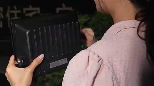 公牛MG-C050B-AE太阳能庭院灯，钢化玻璃防爆设计，智能光控+遥控操作，夜间自动亮灯，免布线安装便捷，适合阳台、花园照明使用。