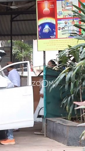 Lara Dutta and Mahesh Bhupathi at the funeral of her father, Wing Commander L.K. Dutta. #zoomtv #laradutta #maheshbhupathi #lkdutta | Zoom TV