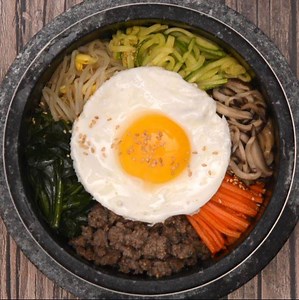 547K views · 3.2K reactions | Kimchi Everyday season 2 is here! We're kicking off the new season with Korea's iconinc dish, bibimbap! 김치에브리데이가 시즌2로 돌아왔습니다! 대표적인 한국음식 중 하나인 비빔밥 쉽게 만드는법 영상으로 확인해보시죠! Follow the link below for recipe: bit.ly/1IUsTra | H Mart | Facebook