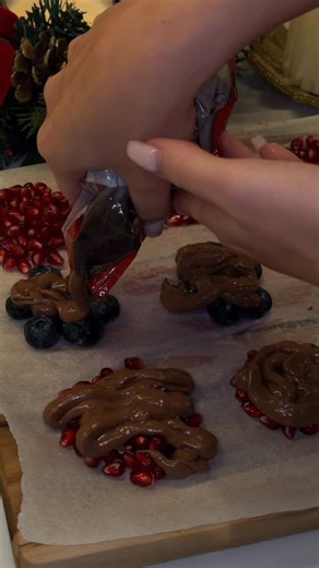 Mariia Vehera | food expert | ASMR on Instagram: "Viral Pomegranate with chocolate 🍫❄️ Amazing snack, so easy to make 🤌🏽 and really recommend to try it 😍 10/10"