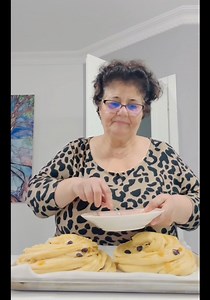 BUKE E EMBEL ( BOGACE OSE CYREK ) … perberesit : 300 ml qumesht I ngrohte 1 luge gjelle maja buke , 100 gr gjalpe te tretur, 100 gr sheqer , 2 kokra veze 730 gr miell ose sa te mare .. , po te doni hidhini edhe Lekure portokalli , pak krip .. per mbushje : stafidhe , kremberi , po te doni hidhi I dhe ara , e lyen me te verdhe veze dhe qumesht e le te vije mire per 1 ore dhe e pjek ne temeraturen 175 me evropianen dhe 350 me amerikanen pereth 1 ore ( varet nga stoffa) ju befte mire dhe mos haroni