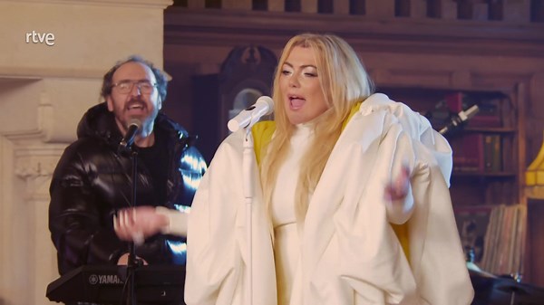 “Hay más preguntas que respuestas en la aurora boreal” ❤️ Desde el Palacio Miramar de San Sebastián, La Oreja de Van Gogh presenta EN EXCLUSIVA “Todos estamos bailando la misma canción”.🥹 #LaCasaDeLaMúsicaRTVE✨ #RTVELaQueQuieres ⭕ rtve.es/play/videos/directo/canales-lineales/la-1/ | La 1 de TVE