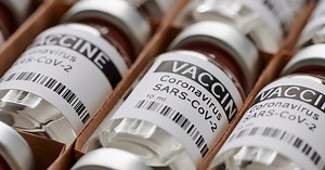 Skutki uboczne szczepionki na COVID-19 Pfizera. Z jaką częstością występują? [WYJAŚNIAMY]