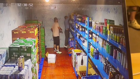 Display rack collapses while being organized in Jilin, China