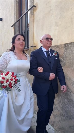 Floreal_Caruso on Instagram: "Grazie Maria e Sebastiano per averci scelto! 💍 I colori del rosso e del bianco del tulipano hanno caratterizzato l’intero matrimonio celebrato a Dicembre. Ogni dettaglio è stato curato con attenzione, dagli addobbi in pinacoteca alla mise en place del pranzo matrimoniale presso il ristorante il Moro. Abbiamo realizzato anche tableau e menu coordinati per rendere la giornata ancora più speciale. #matrimonio #dicembre #flowers #event"