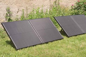 Brico Dépôt lance un double panneau solaire de 460 W à brancher sur une simple prise électrique