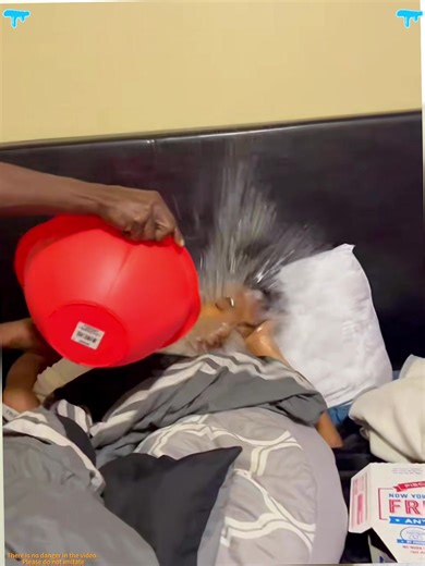 Splashing prank😏#funnyvideos #prank #splash #usa_tiktok #lol | splashing water prank