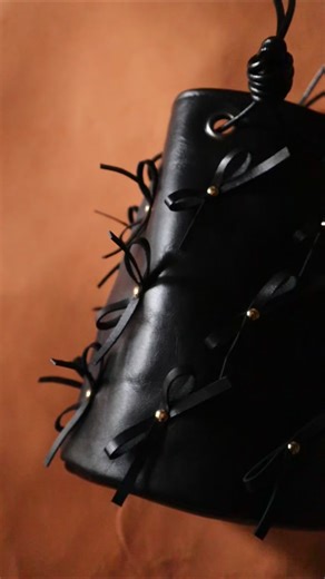 リボン ビィ （かごバッグブランド） on Instagram: "| Ribbon bのカゴバッグはラタン(籐)とスタッズ、レザーを組み合わせたバッグです created by Ribbon b 手仕事で一つ一つ丁寧に製作しております 他にはない一つだけのバッグはあなたの個性を引き出してくれるバッグです"