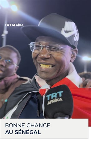 Réactions des supporters au micro de TRT AFRIKA après que le Sénégal a battu le Soudan 3-1 en huitièmes de finale, devenant le premier pays qualifié pour les quarts de finale de la CAN. Les Sénégalais étaient menés après six minutes de jeu mais Pape Gueye a marqué deux buts avant la mi-temps et Ibrahima Mbaye, 17 ans, a ajouté un troisième but à 13 minutes de la fin. | TRT Afrika Français