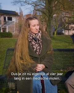 ⚠️ Trigger warning: deze video bevat gesprekken over gezondheidsproblemen die als schokkend of confronterend kunnen worden ervaren. Lauren kreeg op haar 17e anorexia. Vier jaar later zit ze nog steeds vast in de medische molen: vijf behandelingen, lange wachtlijsten, terugvallen. Na haar eerste opname moest ze 10 maanden wachten op hulp. In die tijd gleed ze af. ‘Als dit mijn dood wordt, dan boeit het me niet meer,’ zegt ze. Hoe herstel je als hulp steeds te laat komt? Lauren staat niet alleen. 