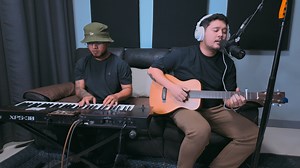 Whats up guys! Dahil road to 10k followers na tayo! Flex lang namin ang Bassist namin na si JJ HAHA! pang Baguio ang boses sa lamig! Dating Tayo by TJ Monterde | Aksento Studio Session! 📍 Aksento Records Follow us for more videos! Thank you guys!!! | Aksento