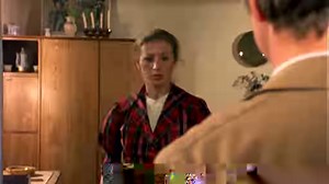 Po śmierci starego Talara matka sprzedaje gospodarstwo i przenosi się do Warszawy, do syna - dziś w serialu #Dom o 17:15 w TVP Seriale - Ewa nie może otwarcie się temu sprzeciwić, ale często daje wyraz swemu niezadowoleniu. Wreszcie, przed zaplanowanym eleganckim przyjęciem, prosi teściową, aby na ten czas wyniosła się z domu. Staruszka znika bez wieści. | TVP Seriale