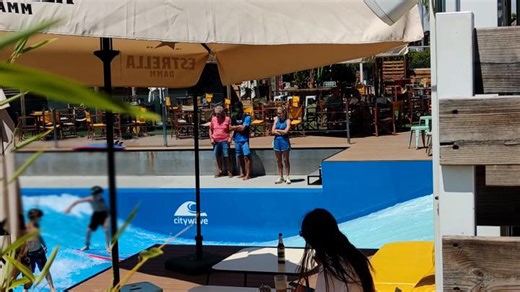 Elsa Pataky no renuncia a su pasión por el surf durante sus vacaciones en Madrid