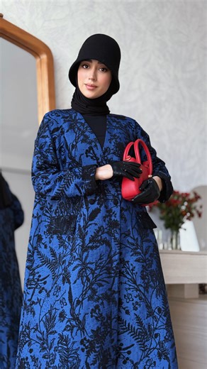 ‎SAAD modest outfit / صــــــــ🌱ـاد‎ on Instagram‎: "قبل از هرچیزی بگم اگه اطلاعاتشو میخوای عدد چهار رو رپلای کن 4️⃣ 😌 __________________________________ هديه ي روز مادر امسالت رو خاصتر از هميشه انتخاب كن 🎁💝💐 عباي ژاكارد مخمل ميتونه همون هديه ي شكيل و باشكوه براي مادراي گلتون باشه 😍 توي دو رنگ آبي كاربني مشكي و مشكي طلايي 💙🖤💛"‎
