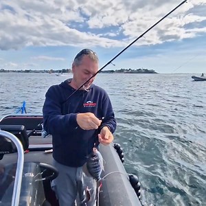 Alexis vous présente la technique la plus efficace pour faire du poisson en bateau. Et avec en avant première, le plomb Tyrolien, sortie cette semaine dans tous les magasins de pêches. #MontagePeche #DoradePro #DPR4 #PlombTyrolien #Flashmer #Nouveauté2025 Pexeo appâts | Flashmer Salt Water
