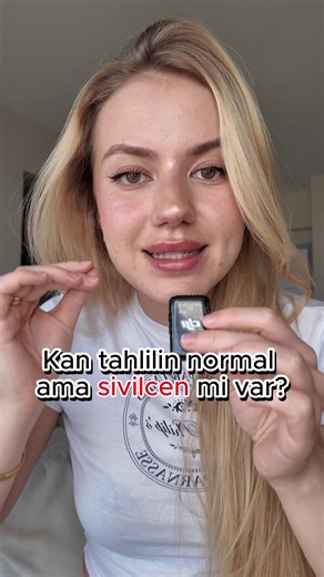 Kan testlerin normal ama sivilcen mi var? ☝🏻 Çünkü vücutta androjen hormonlar her zaman doğrudan testosteron olarak üretilmez. Böbrek üstü bezleri ve yumurtalıklar önce bazı androjen öncülleri üretir. Bu hormon öncülleri vücuttaki bazı dokularda özellikle ciltteki yağ bezlerinde testosteron ve daha güçlü formu olan DHT’ye dönüşebilir. Bu yüzden bazı kişilerde kan testleri normal görünse bile ciltte androjen etkisi görülebilir. Bu içerik bilgilendirme amaçlıdır, tanı ve tedavi yerine geçmez. Lüt