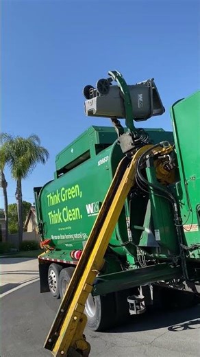 Amrep dumping a small Rehrig NB #recycling #wastemanagement #garbagecollection #trashtruck