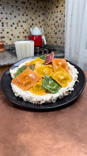 Arif Erdoğan on Instagram: "Ravioli 🥕🍅🫜🥬 Daha fazla tarif için @ariferdogann 👨🏽‍🍳🤗⠀⠀⠀ ⠀⠀ I love you 🌍❤️🌎 Engilis Recipe 💢 Malzemeler; 1) Havuç, Kırmızı Pancar, Ispanak, Domates 2) Su 3) Un 4) Tuz 5) 1 Adet Yumurta 💢Hazırlanış) 1) Sebzeleri doğrayıp az miktar su ile haşla. 2) Blenderdan geçir. 3) Un ve diğer malzemeleri ekle ve yoğur. 4) 1 Saat dinlendir ve makinede yada kalın oklava ile aç. 5) İçini dilediğin gibi doldurup katla. 🍝 Colorful Homemade Ravioli Dough Ingredients 1. Car