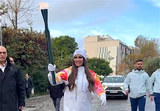 US Ambassador Kimberly Guilfoyle Carries Olympic Flame in Athens Relay - GreekReporter.com