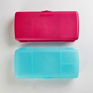 Waste-free lunches made easy. The much loved Sandwich Keeper Plus is back for a limited time only! This divided lunch box is super easy for little hands to open and close, and fits enough food to see through the whole day. Available for purchase until Sunday 31st March only. Don't miss out! See our specials for details. >> http://tupperwa.re/SandwichKeeperPlus | Tupperware Australia
