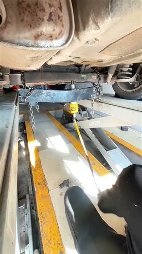 BENDING STEEL: Straightening A Massive Truck Axle Under 20 Tons Of Pressure 🏗️