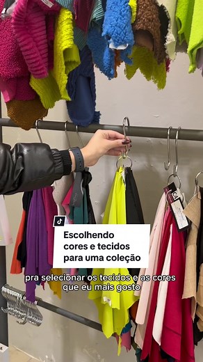 O mercado da moda tem se tornado cada vez mais competitivo. Marcas e tendências surgem o tempo todo e é preciso se reinventar. A Zarbê existe há 2 anos e é um desafio diário manter uma marca 100% autoral e exclusiva em meio ao fast fashion. Mas é um processo que amo MUITO, que escolhi pra mim e por isso resolvi compartilhar cada pedacinho dele com vocês a partir de hoje… Episódio 1: COMO ESCOLHO CORES E TECIDOS? Vem comigo ✨