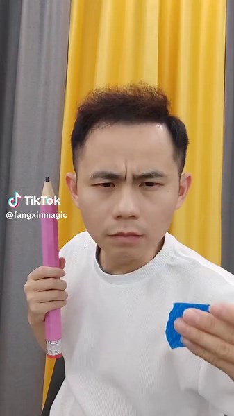 Pencil in ear铅笔塞进耳朵#魔术揭秘 #穿越现象 #消失术#magic revealed #traversing #vanishing