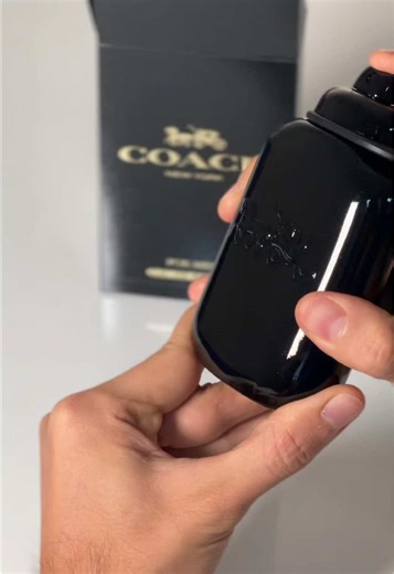 Sube el volumen y siente el lujo. 🎧😍 Coach For Men, una fragancia versátil que huele a éxito y libertad. Es el balance perfecto entre frescura y masculinidad pura El regalo (o autoregalo) perfecto para subir de nivel🤭💥 Etiqueta a esa persona que necesita un cambio de perfume urgente. 🧥🔥 #perfumes #fraganciasmasculinas #unboxing #asmr #coach