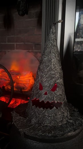 Today let’s make a spooky witch’s hat 🧙 #halloween #halloweendiy #tutorials #craft #witch