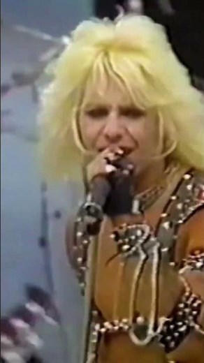 Mötley Crüe Performs "Looks That Kill" LIVE!