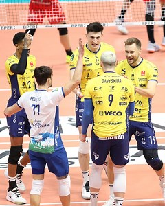 SUPERLEGA 🇮🇹: MODENA 3-1 CIVITANOVA The biggest upset of the round! 🔥 Modena takes down Coppa Italia champions Civitanova with a stunning 3-1 victory. Despite a challenging season, Modena rises to the occasion at home! 💪🏐 🏐 #SuperLega #Volleyball #Pallavolo | Volleyball World