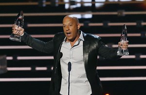 Watch: Vin Diesel Sings Tribute to Paul Walker at People’s Choice Awards