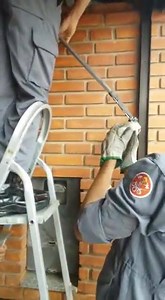 Dia a dia dos Bombeiros... Os bombeiros foram chamados para um salvamento em local de difícil acesso. Um espaço por onde passa os fios pra caixa de energia elétrica da casa, os proprietários não conseguiram acessar. A gatinha deu cria e os filhotes foram salvos pelos bombeiros do 6ºGB, o Sgt Arllen, Cb Júnior, Cb Xavier, SD Ary e o SD Lopes. #Telhadateam | Coronel Telhada