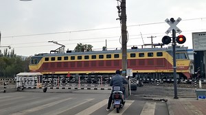 【平汝铁路】SS7C-0098牵引客车通过石嘴山大武口道口