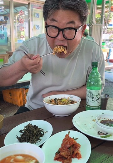 포항 보경사 내연산막걸리와 산채비빔밥 #신라식당 산나물과 볶음고추장 맛이 일품 산채비빔밥 #포항맛집 #보경사 #산채비빔밥 #사찰음식 Vegetable bibimbap without meat 나무 그늘아래 평상에는 시원한 산바람이 솔솔 부는데 이보다 더 맛있는 산채비빔밥이 있을까? 내연산 막걸리를 한 잔 즐긴 후, 깔끔하면서도 기분 좋은 여운을 느껴보세요! 보경사 인근에 위치한 한식집 손칼국수, 산채비빔밥 등 간단하게 한 끼를 해결할 수 있는 메뉴부터 정식, 백숙, 볶음탕 등의 메뉴도 갖추고 있다. 보경사갔다가 방문한곳 산채 비빔밥 너무맛있음 집밥같이 정갈하고 부드럽습니다 김치가 정말 맛있습니다 산채비빔밥 12,000원 산채비빔밥은 여러 가지 산나물과 밥을 고추장(또는 볶은 고추장)과 함께 비벼 먹는 비빔밥으로, 고기가 들어가지 않는 채식 식단으로 알려져 있습니다. 주로 사찰 음식으로 많이 접하며, 건강식으로도 널리 먹는 음식입니다. 신라식당 경북 포항시 북구 송라면 중산리 577-3