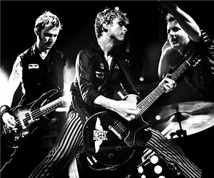 GREEN DAY、3部作第1弾『Uno!』より収録曲「Let Yourself Go」のライヴ・ビデオを公開！| 激ロックニュース