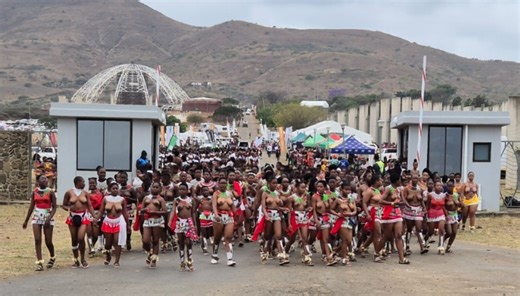 Thousands of maidens descend on Enyokeni for the Reed Dance - SABC News - Breaking news, special reports, world, business, sport coverage of all South African current events. Africa's news leader.