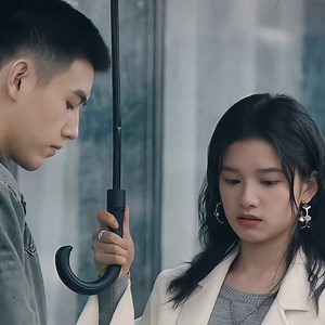 有备而来🌂 Haha, he has two umbrellas. 😂 #点燃我温暖你 #LighterAndPrincess #陈飞宇 #ChenFeiyu #ArthurChen #张婧仪 #ZhangJingyi #YOUKU #优酷 | 优酷Youku