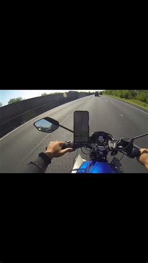 Portal de Americana | Notícias on Instagram: "Um vídeo que circula nas redes sociais mostra uma van adesivada com o nome de uma casa de carnes de Americana realizando uma ultrapassagem pela direita na Rodovia Anhanguera, no sentido capital, nas proximidades da região da Praia Azul. Nas imagens, é possível ver na lateral do veículo o adesivo da casa de carnes Dom Bosco e, na traseira, a identificação de um buffet denominado “Alisson Rossi”. O vídeo foi cedido ao Portal de Americana por Leonardo,